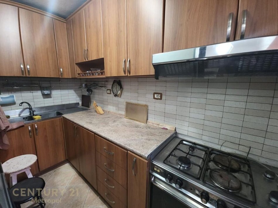 Tirane, jepet me qera apartament 2+1 Kati 1, 80 m² 400 € (apartament 2+1 prane komisariatit nr 4, ne rrugen e Dibres.)