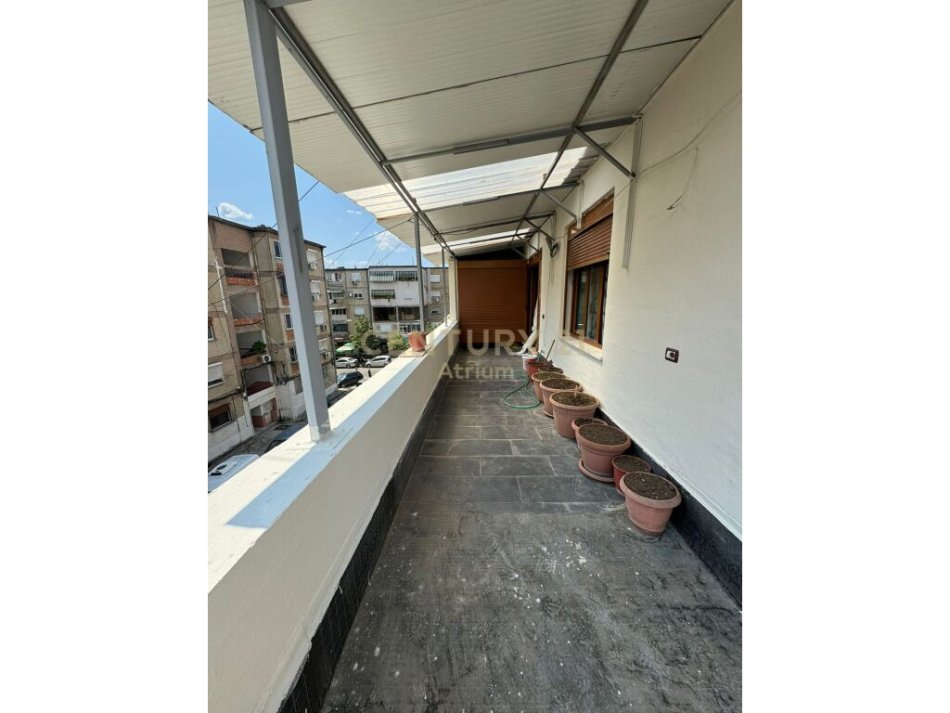 Tirane, jepet me qera apartament 2+1 Kati 3, 154 m² 500 € (apartament 2+1+2 ne zonen e Laprakes.)