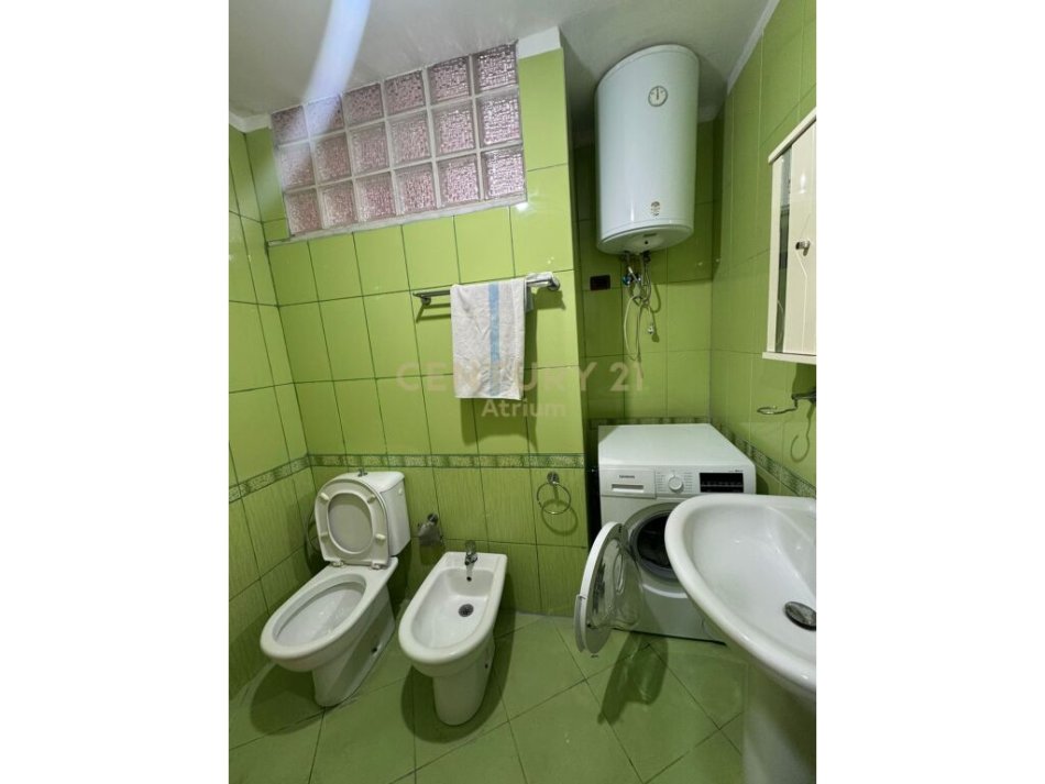 Tirane, jepet me qera apartament 2+1 Kati 3, 154 m² 500 € (apartament 2+1+2 ne zonen e Laprakes.)