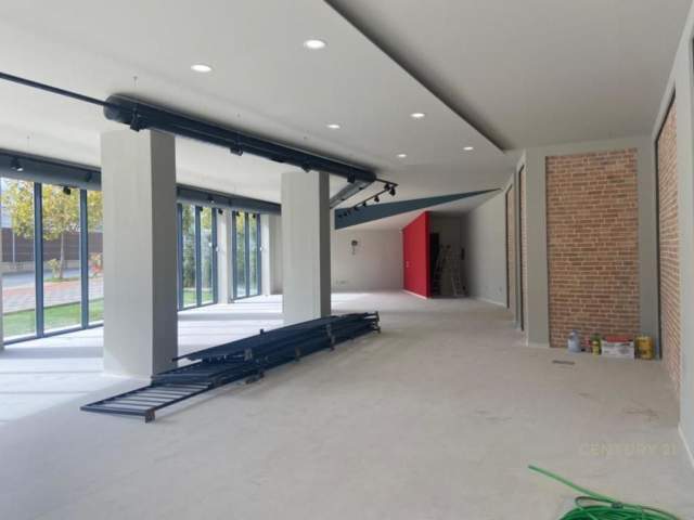 Tirane, shitet ambjent biznesi Kati 0, 215 m² 385.000
