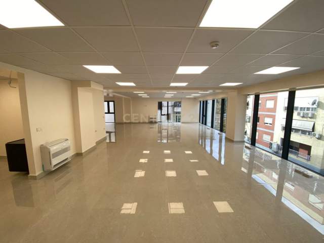 Tirane, jepet me qera ambjent biznesi Kati 3, 260 m² 3.000 Euro (Terminali Autobusave Tirana, Albania)