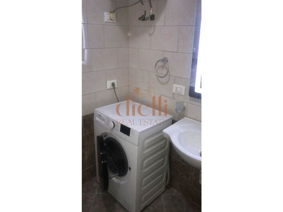 Tirane, jepet me qera 2+1+Ballkon Kati 3, 650 € (Rruga e Kavajes)