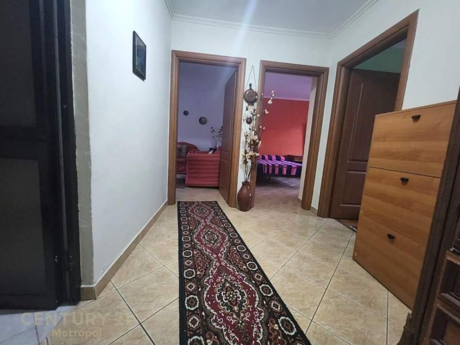 Tirane, jepet me qera apartament 2+1 Kati 1, 80 m² 400 € (apartament 2+1 prane komisariatit nr 4, ne rrugen e Dibres.)