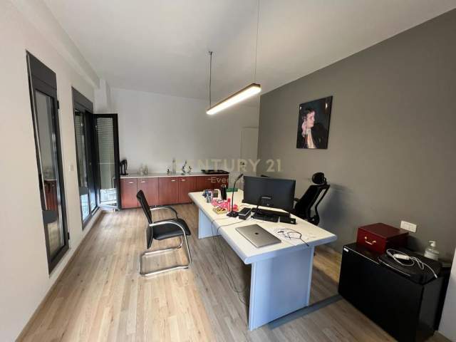Tirane, jepet me qera zyre Kati 5, 130 m² 950 Euro (Rruga e Elbasanit Tirana, Albania)