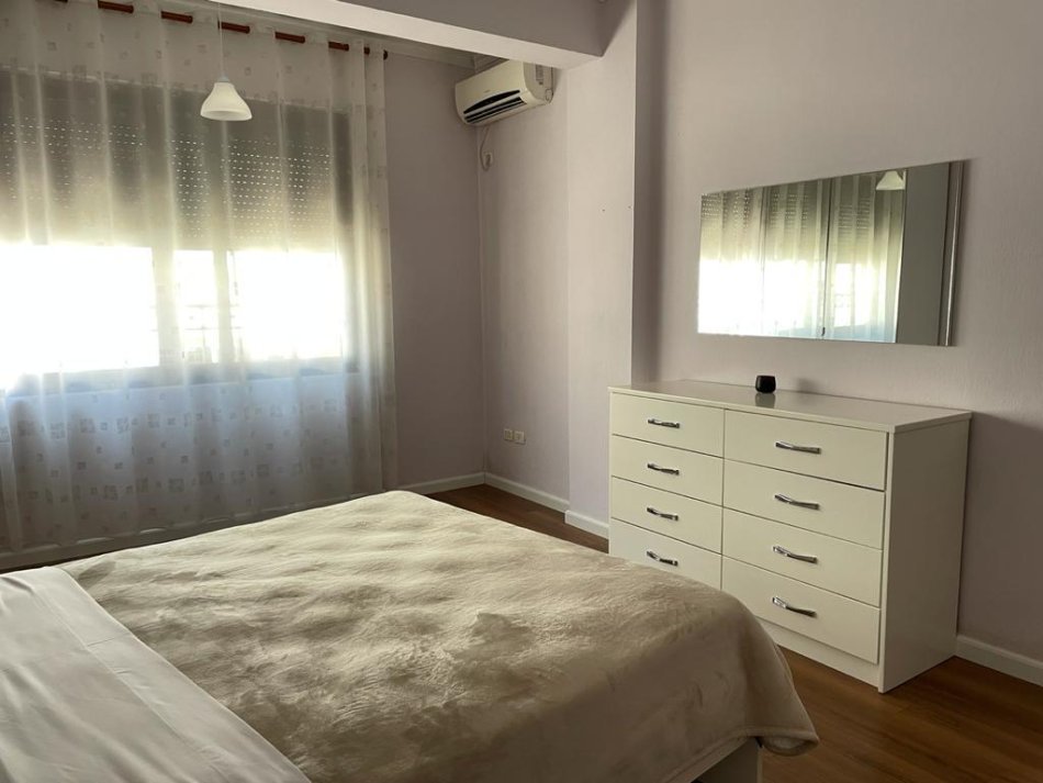 Tirane, jepet me qera apartament 1+1 Kati 4, 75 m² 650 € (Qender)