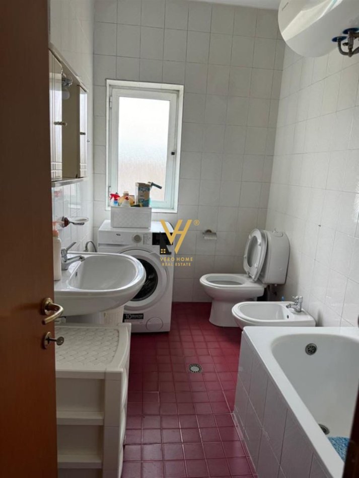 Tirane, jepet me qera apartament 3+1+Ballkon Kati 4, 105 m² 600 € (RRUGA BARDHYL)
