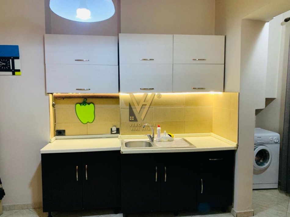 Tirane, jepet me qera apartament 1+1+Ballkon Kati 4, 74 m² 600 € (RRUGA E KAVAJES)