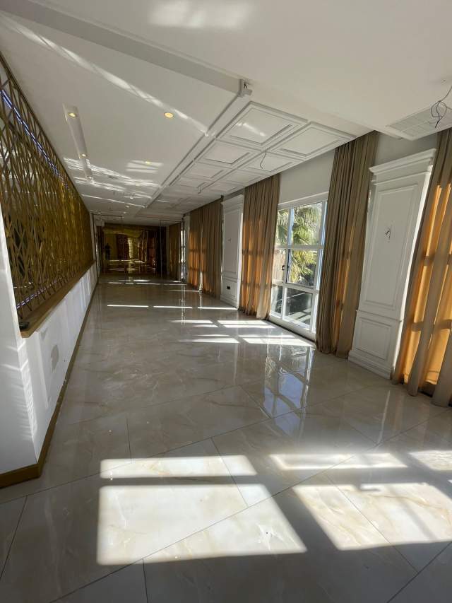 Tirane, jepet me qera ambjent biznesi Kati 2, 200 m² 1.800 Euro (Ish Ekspozita)