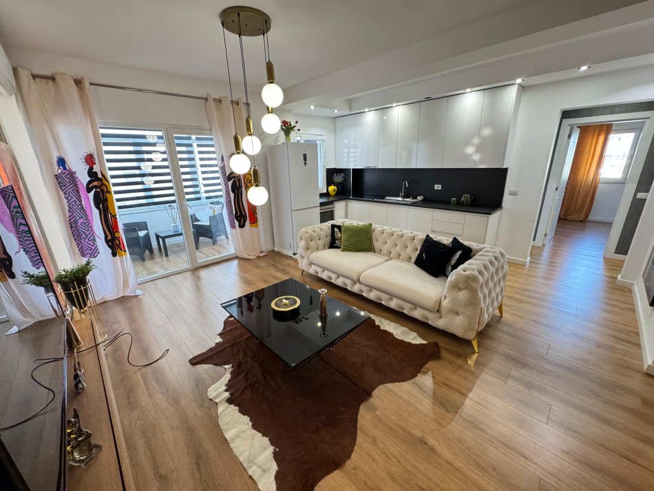 Tirane, jepet me qera apartament 2+1 Kati 3, 110 m² 700 € (kodra e diellit)