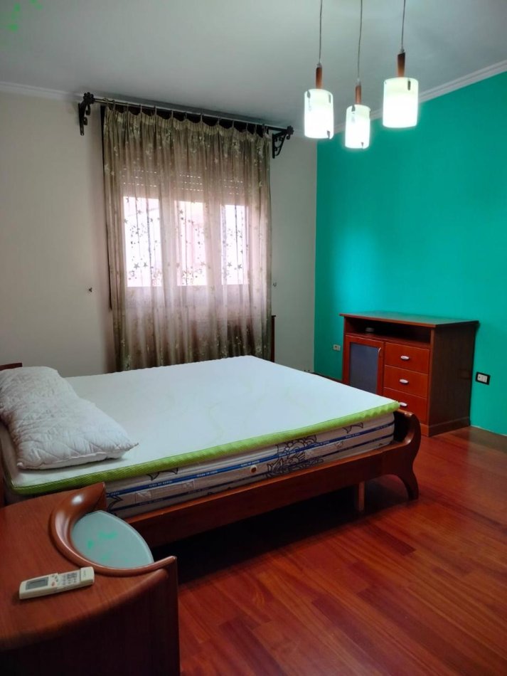Tirane, jepet me qera apartament 3+1+Ballkon Kati 8, 198 m² (Komuna e Parisit)