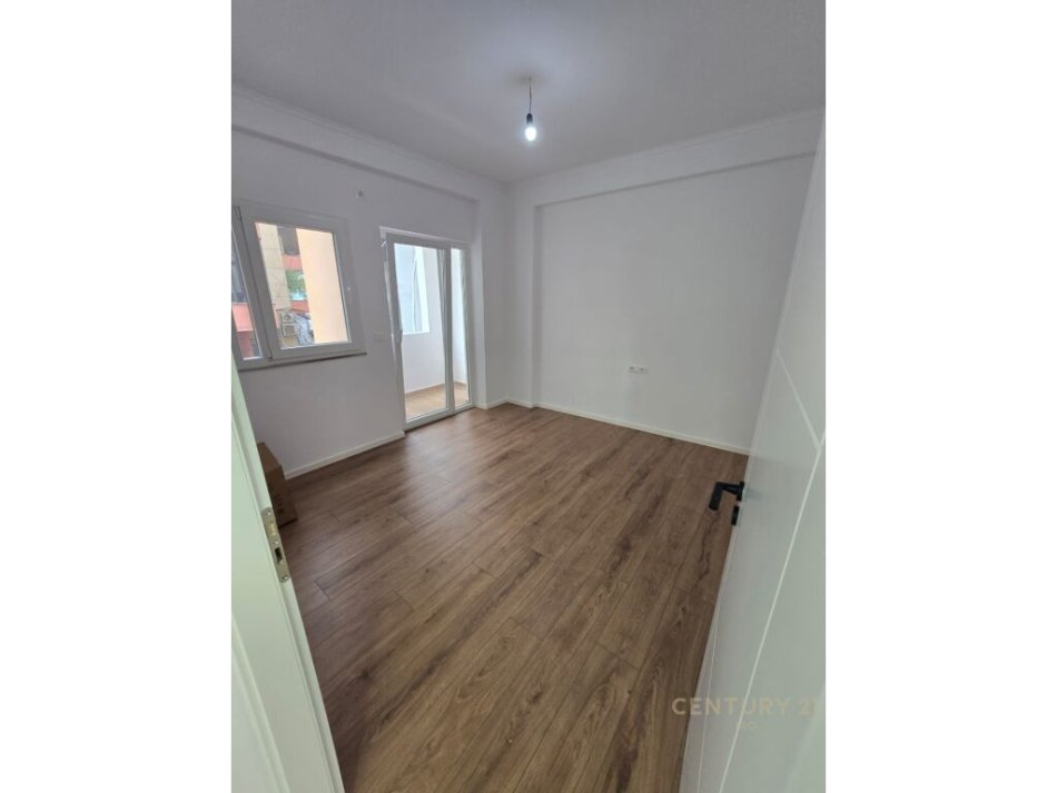 Tirane, shitet apartament 2+1 Kati 2, 87 m² 210.000 € (pallat i ri , prane parkut te liqenit, prane "Lion Park", rruga Faik Konica)