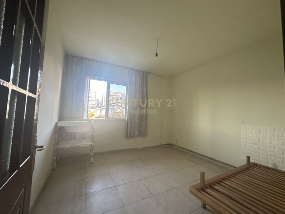 Tirane, shitet apartament 2+1 Kati 2, 79 m² 135.000 € (Komuna e Parisit, tek Kristal Center, pallat i ri me ashensor)