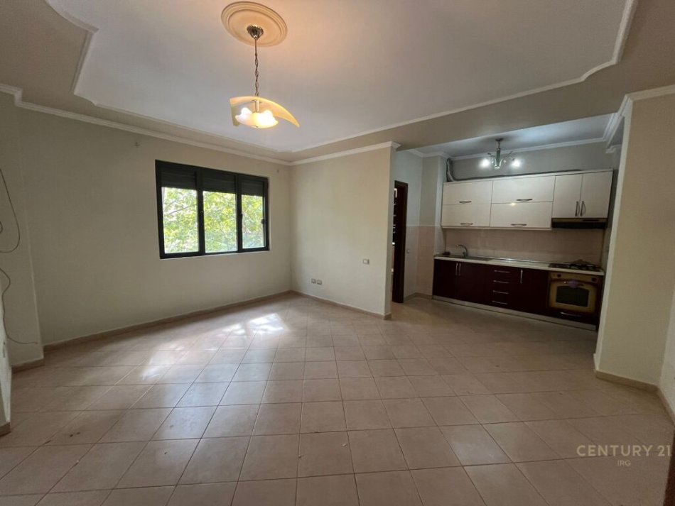 Tirane, shitet apartament 2+1+Ballkon Kati 2, 100 m² 160.000 € (zona Ali Demi, prane shkolles "Ali Demi")