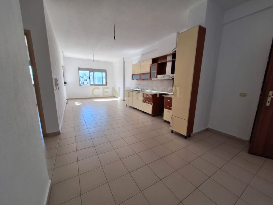 Tirane, shitet apartament 2+1+Ballkon Kati 5, 106 m² 115.000 € (ne zonen e Astirit, prane bulevardit Migjeni)