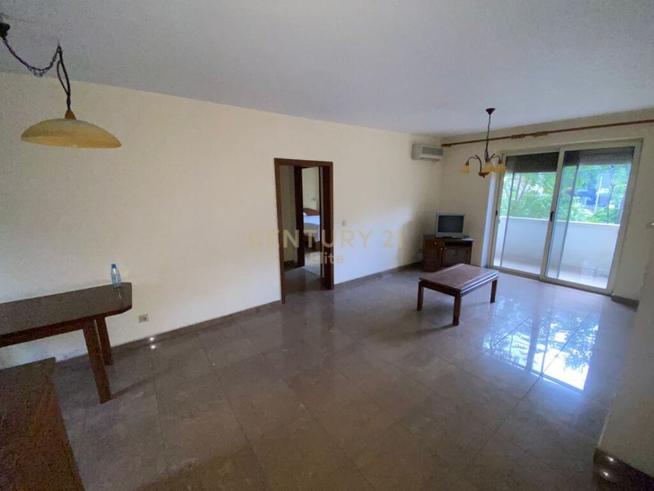 Tirane, shitet apartament 3+1+Ballkon Kati 3, 121 m² 136.000 € (ne rrugen "Ferit Xhajko ", buze rruge prane Medresese)