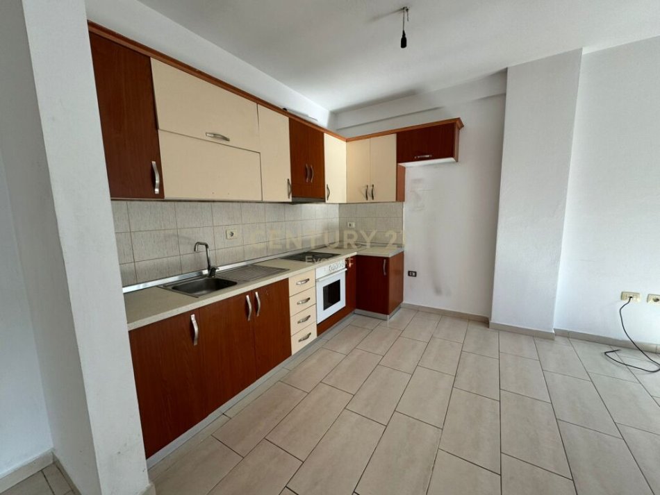 Tirane, shitet apartament 1+1+Ballkon Kati 8, 85.000 € (ne Misto Mame, rruga Besim Alla)
