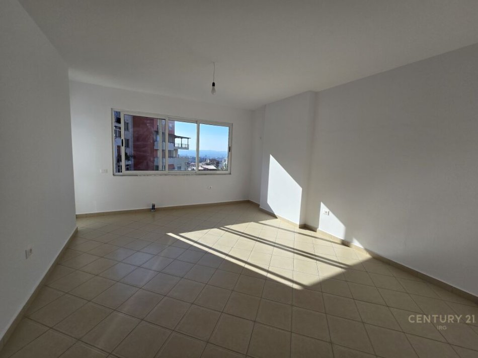 Tirane, shitet apartament 3+1+Ballkon Kati 4, 115 m² 129.000 € (ne Fresk)