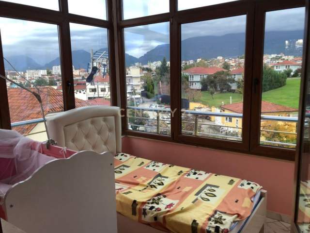 Tirane, jepet me qera apartament 3+1+BLK Kati 4, 162 m² 750 Euro (Vilat Amerikane)