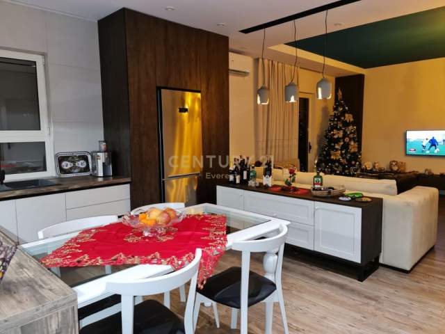 Tirane, jepet me qera Kati 3, 100 m² 600 Euro (Pazari i ri Tirana, Albania)