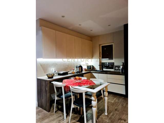Tirane, jepet me qera apartament 2+1 Kati 3, 100 m² 600 Euro (Pazari i Ri)
