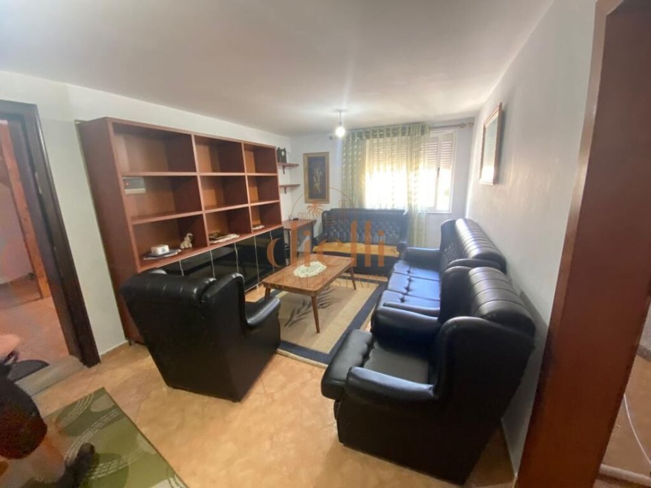 Tirane, jepet me qera apartament 3+1+Ballkon Kati 7, 120 m² 600 € (Pazari i Ri)