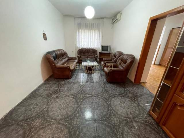 Tirane, jepet me qera ambjent biznesi Kati 2, 90 m² 700 Euro (Rr . Durresit)