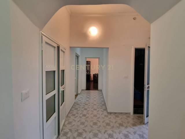 Tirane, jepet me qera apartament 2+1 Kati 2, 78 m² 700 Euro (Pallatet Agimi)