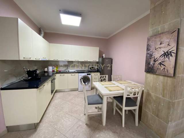 Tirane, jepet me qera zyre Kati 0, 74 m² 700 Euro (Pazari i Ri)