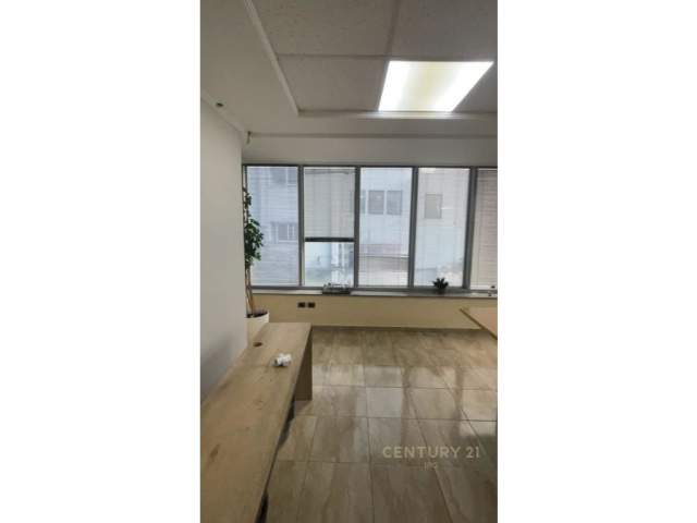 Tirane, jepet me qera zyre Kati 1, 350 m² 3.000 Euro (Qender)