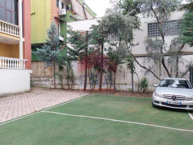 Tirane, jepet me qera Vile Kati 3, 750 m² 4.000 Euro
