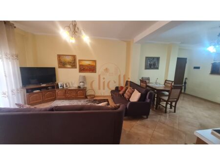 Tirane, jepet me qera apartament 2+1+Ballkon Kati 4, 120 m² 600 € (Rruga E Kavajes)