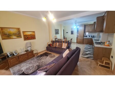 Tirane, jepet me qera apartament 2+1+Ballkon Kati 4, 120 m² 600 € (Rruga E Kavajes)