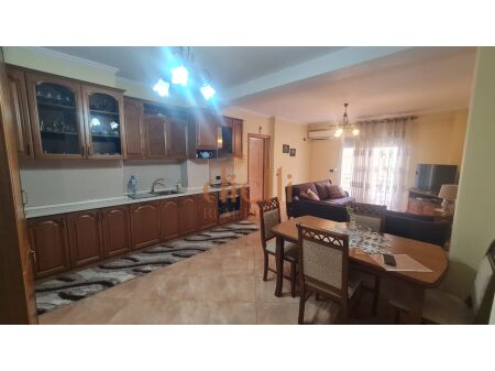 Tirane, jepet me qera apartament 2+1+Ballkon Kati 4, 120 m² 600 € (Rruga E Kavajes)