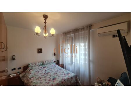 Tirane, jepet me qera apartament 2+1+Ballkon Kati 4, 120 m² 600 € (Rruga E Kavajes)
