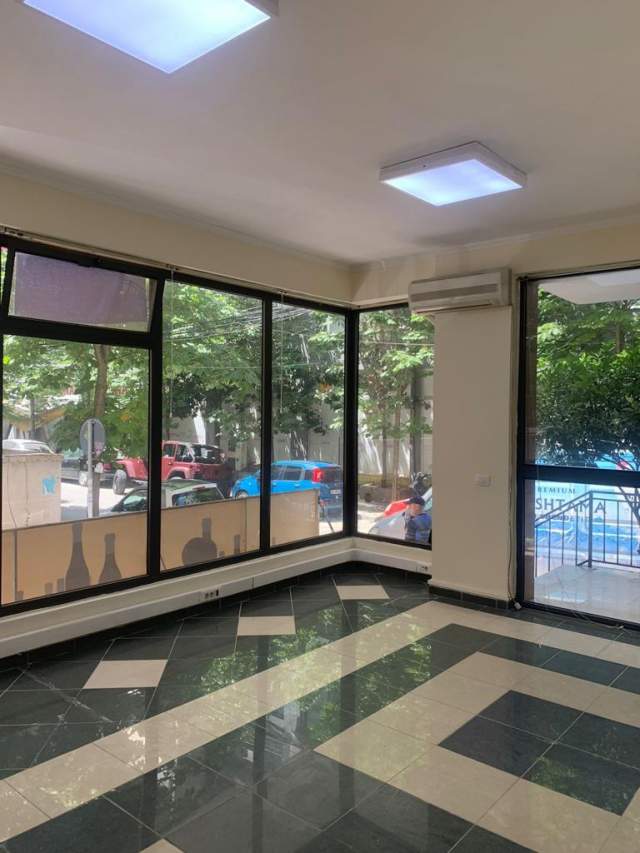 Tirane, jepet me qera ambjent biznesi Kati 0, 278 m² 3.000 Euro