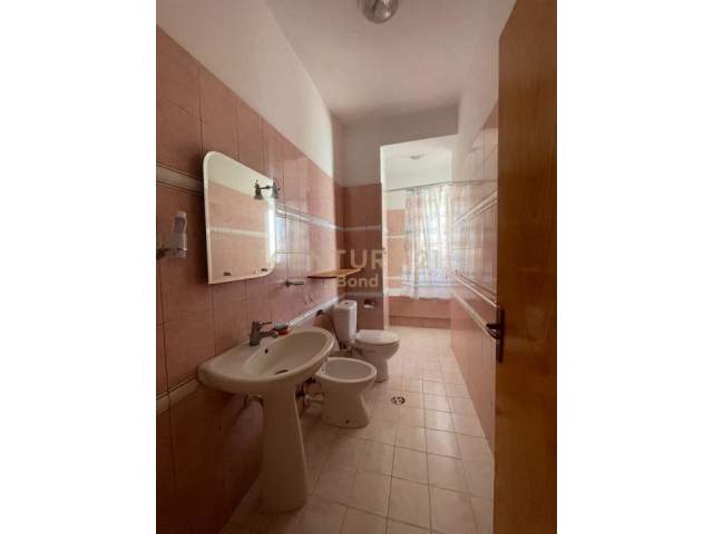 Tirane, jepet me qera apartament 3+1 Kati 4, 140 m² 650 Euro (Rr . Kavajes)