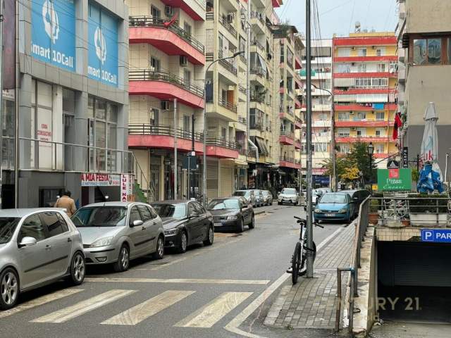 Tirane, shitet dyqan Kati 0, 80 m² 160.000 Euro (astir)