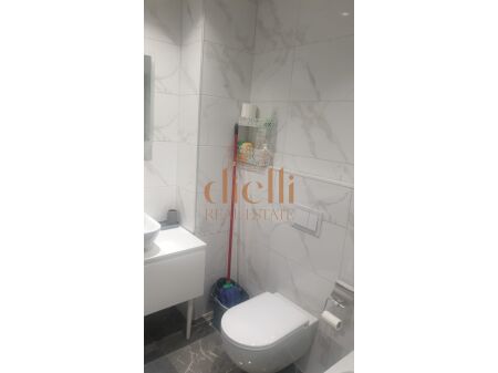 Tirane, jepet me qera apartament 1+1+Ballkon Kati 7, 550 € (Laprake)