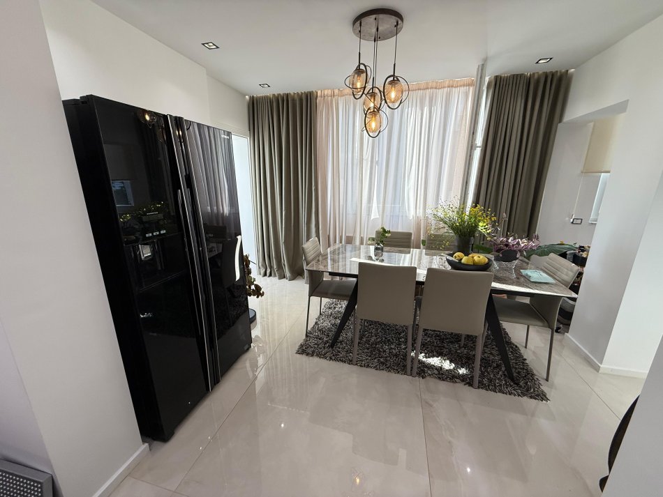 Tirane, jepet me qera apartament 2+1 Kati 3, 95 m² 800 € (qender, prane postes)