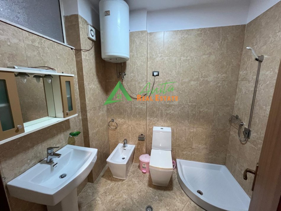 Tirane, jepet me qera apartament 2+1+Ballkon Kati 4, 118 m² (Rruga 5 Maji)