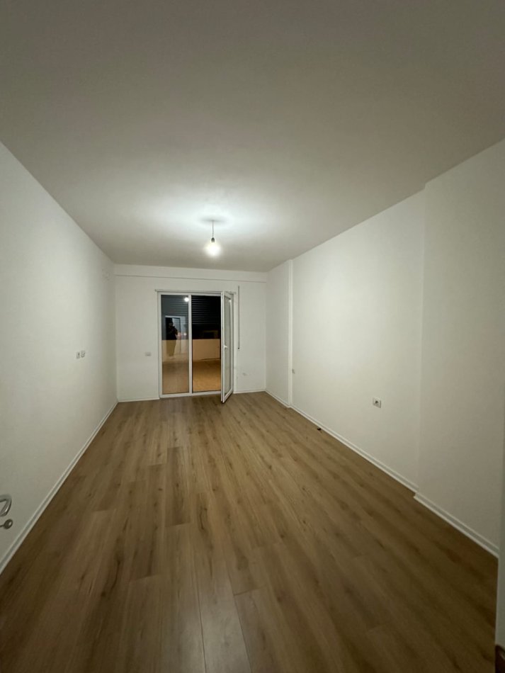 Tirane, jepet me qera apartament 1+1 Kati 1, 77 m² 450 € (astir)