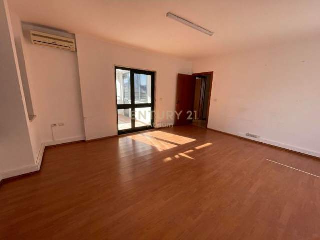 Tirane, jepet me qera ambjent biznesi Kati 0, 168 m² 1.500 Euro (Kullat Binjake Tirana, Albania)