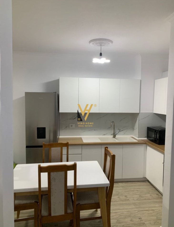 Tirane, jepet me qera apartament 1+1+Ballkon Kati 4, 75 m² 550 € (YZBERISHT)