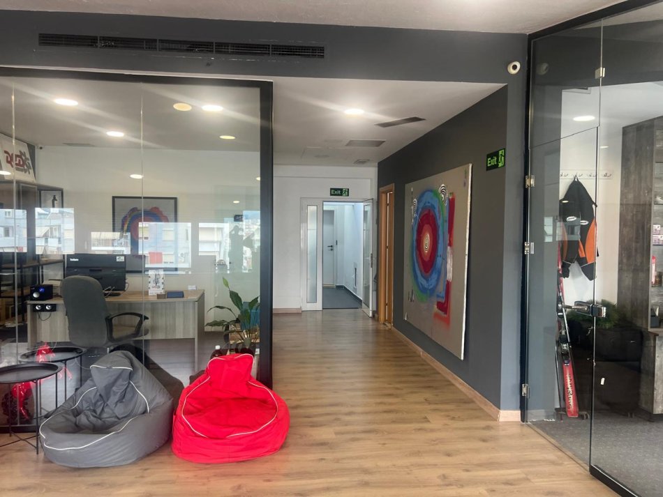 Tirane, jepet me qera zyre Kati 7, 250 m² 250.000 € (ish tregu elektrik)
