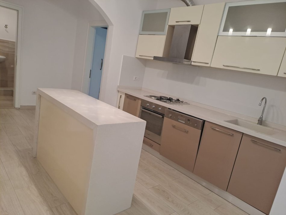 Tirane, jepet me qera apartament 2+1 Kati 3, 100 m² 890 € (Rruga Fortuzi)