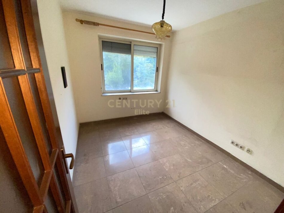 Tirane, shitet apartament 3+1+Ballkon Kati 3, 121 m² 136.000 € (ne rrugen "Ferit Xhajko ", buze rruge prane Medresese)