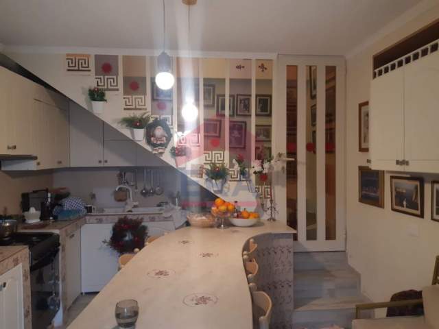 Tirane, jepet me qera Vile Kati 2, 140 m² 1.000 Euro (Surrel)