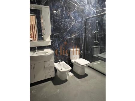 Tirane, jepet me qera apartament 2+1+Ballkon Kati 3, 90 m² 1000 € (Bllok)