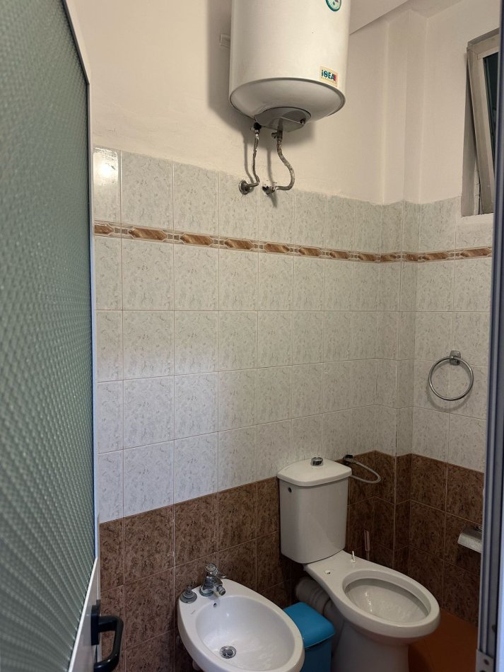 Durres, jepet me qera zyre Kati 2, 20 m² 200 € (Eden, perballe gropes arkeologjike)