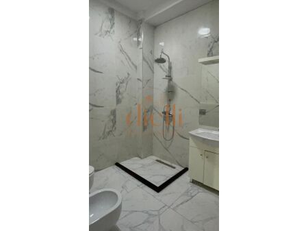 Tirane, jepet me qera apartament 2+1+Ballkon Kati 2, 87 m² 850 € (Bllok)